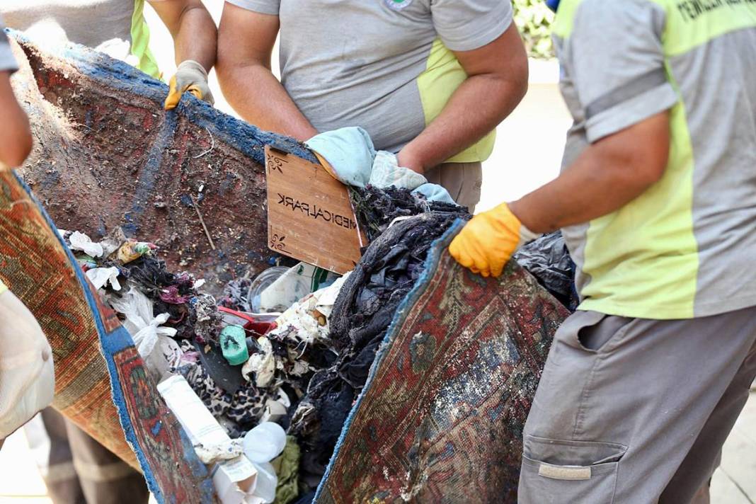 Kamyonlar yetmedi: Çöp partisi sona erdi! Apartmandan çıkanlar hayrete düşürdü 12